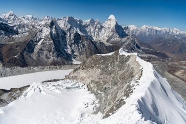 Everest Dağı, Lhotse ve Nuptse ve hava Himalaya aralığı kalanından gün ışığı görünümünü. Sagarmatha Milli Parkı, Khumbu Vadisi, Nepal.