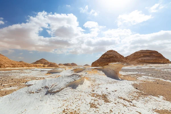 Weiße Wüste Bahariya Ägypten Weiße Kalksteinfelsformationen Und Sandwüstenlandschaft Ein Geländewagen — Stockfoto