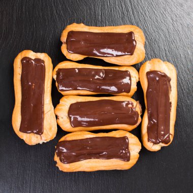 Bir çikolata ganache ve sos daldırma ile lezzetli ev yapımı eklerleri, yakın çekim.