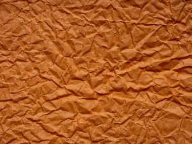 Kağıdın buruşuk yüzeyi sıcak, dokulu bir manzara yaratıyor, nostalji ve tefekkür duygularını çağrıştırıyor..