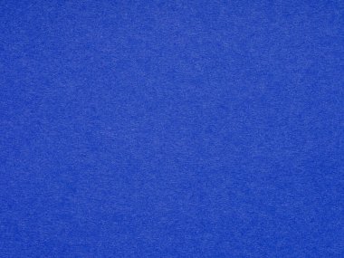 Bu resim, parlak mavi kağıt dokusuyla, berrak bir yaz gökyüzünün sınırsız özgürlüğünü canlandırıyor, huzurlu ve davetkar.