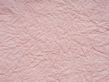 Buruşmuş kağıt dokunun yumuşak pembe renkleri narin bir zemin oluşturur, bale terliklerini anımsatır nazikçe kucaklaşır.