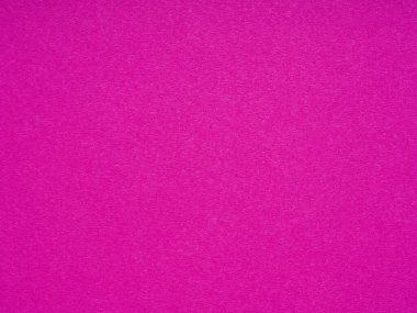 Görüntü, basit ama çarpıcı bir görsel sunumda lüks ve sıcaklığı işaret eden narin dokusuna sahip canlı bir morumsu kağıt gösteriyor.