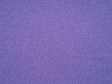 Bu görüntüde görkemli bir mor keçe, karmaşık bir lüks ve minimalist tasarım havası taşıyan kadife gibi bir dokusu var.