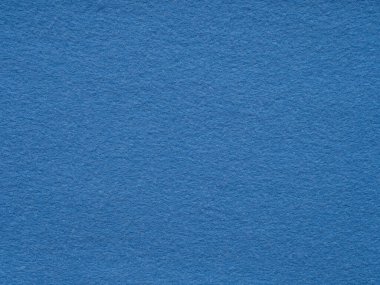 Görüntü geniş, rahatlatıcı bir mavi keçeli yüzey sergiliyor, sükunet ve sadelik hissi uyandıran farklı bir dokusu var, arka plan ve tasarım elemanları için mükemmel.
