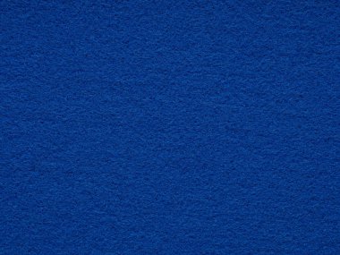 Görüntü elektrik mavisi keçenin özünü yakalıyor, özgüven ve canlılıkla titreşen bir renk, etkili bir tasarım çalışması için dinamik bir aşama oluşturuyor.