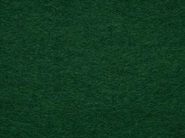 Bu yakın çekim canlı yeşil keçeli yüzey ince dokusunu yakalar, antika oyun masalarını ve samimi ambiyansları anımsatır.