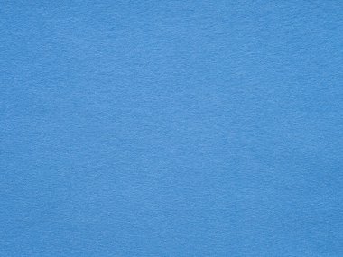 Görüntü, sakin mavi bir keçeli bez sergiliyor. Zarif bir dokusu var. Huzur ve minimalist bir estetik, dingin arka planlar için ideal.