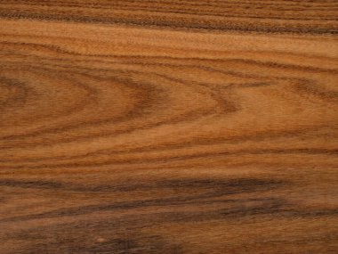 Yakından bakınca, cilalanmış Santos Rosewood ahşap yüzeyinin karmaşık tanecikleri ve toprak renkleri ortaya çıkıyor.