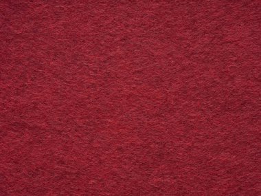 Bu görüntü, keçenin zengin bordo dokusunu yakalıyor, kadife bir dokunuşla lüks ve derinlik yayıyor.