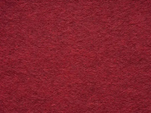 Bu görüntü, keçenin zengin bordo dokusunu yakalıyor, kadife bir dokunuşla lüks ve derinlik yayıyor.