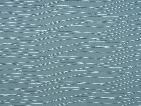 Yazı tahtasındaki kıvrımlı çizgilerin sakin dansı kağıdı süpürüyor, sükuneti ritmik görsel bir melodiyle somutlaştırıyor.