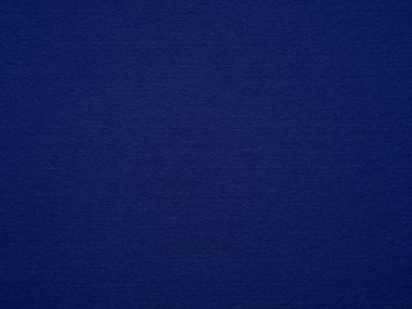 Gece yarısı gökyüzünün zarafetini kucaklayan bu lacivert keçeli yüzey derin tonu ve sofistike dokusuyla büyülenir.