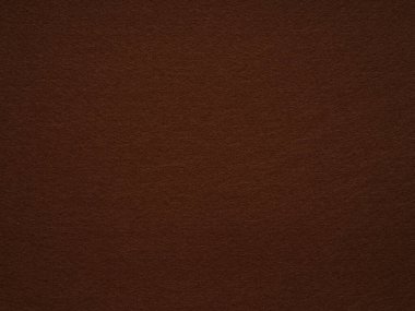 Bu görüntü, zengin, derin kestane rengi kumaşı yakalar. Bu kumaş, davetkar bir sıcaklık yayar ve basitliğin zarafetini gösterir.