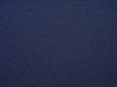 Bu gazetenin gece mavisi dokusu göksel gizemleri fısıldıyor. Gecenin pelerininin altına gizlenmiş rüyalar için bir zemin.