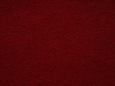 Bu yakın çekim fotoğrafının zenginliğini derinlemesine araştırın, kırmızı keçeli kumaşın gölgelerinin rengarenk bir duvar halısı ördüğü, derin desenli ve rahatlatıcı görsel bir deneyim sunduğu