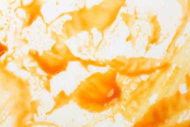 Beyaz zemin üzerine karamel sos izole kapatmak. Arka plan.