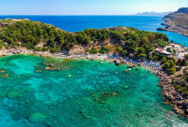 Havadan kuşlar göz görünümü drone fotoğraf Anthony Quinn ve Rodos adasında Ladiko bay, Oniki, Yunanistan. Güzel lagün ve berrak mavi su ile Panorama. Güney Avrupa'nın ünlü turistik beldesi