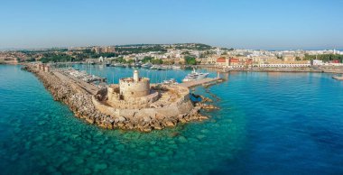 Havadan kuşlar göz Rodos şehir adası, Oniki, Yunanistan drone fotoğraf görünümü. Mandraki liman, lagün ve berrak mavi su ile Panorama. Güney Avrupa'nın ünlü turistik beldesi