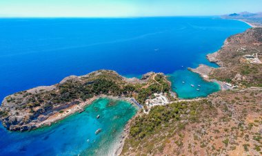 Havadan kuşlar göz görünümü drone fotoğraf Anthony Quinn ve Rodos adasında Ladiko bay, Oniki, Yunanistan. Güzel lagün ve berrak mavi su ile Panorama. Güney Avrupa'nın ünlü turistik beldesi