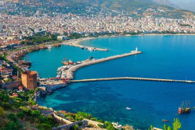 Marina ve Kızıl Kule kule Alanya Yarımadası'nda, Antalya bölgesinde, Türkiye, Asya ile manzara. Ünlü turizm yüksek dağlarla. Antik eski kale parçası. Yaz parlak gün