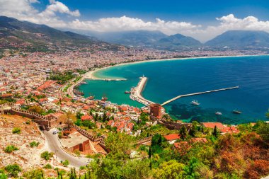 Marina ve Kızıl Kule kule Alanya Yarımadası'nda, Antalya bölgesinde, Türkiye, Asya ile manzara. Ünlü turizm yüksek dağlarla. Antik eski kale parçası. Yaz parlak gün