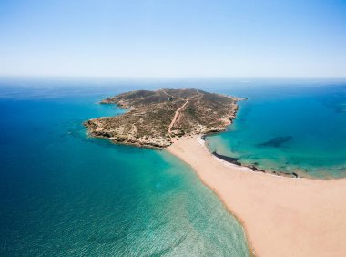 Rodos adasında hava kuşları göz görünümü drone fotoğraf Prasonisi, Oniki, Yunanistan. Güzel lagün, kum plaj ve berrak mavi su ile Panorama. Güney Avrupa'nın ünlü turistik beldesi