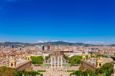 Açık mavi gökyüzü ve güneşli bir günde Montjuic güzel Barselona siluetmanzara. Ünlü turistik yer Katalonya, İspanya