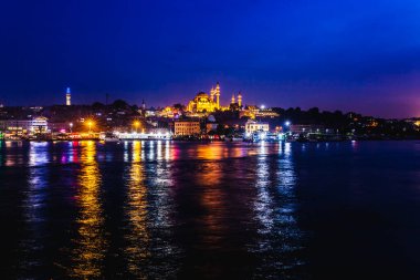 İstanbul'un gece manzarası. İstanbul Boğazı'nın ünlü turistik beldesi Haliç körfezinin panorama şehir manzarası. Seyahat ışıklı manzara Boğaz, Türkiye, Avrupa ve Asya.