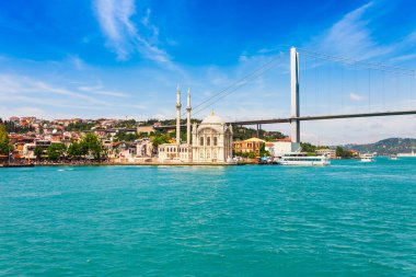 Istanbul 'un panoramik görünümü. Panorama cityscape ünlü turistik hedef boğaz boğaz kanal. Manzara İstanbul, Türkiye, Avrupa ve Asya seyahat.