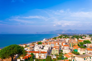 Sperlonga, Lazio, İtalya ile deniz manzarası. Güzel kum plaj ve pitoresk koyda berrak mavi su ile Doğal tatil beldesi köy. Riviera de Ulisse bölgesindeki ünlü turistik yer