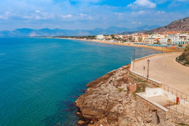 Sperlonga, Lazio, İtalya ile deniz manzarası. Güzel kum plaj ve pitoresk koyda berrak mavi su ile Doğal tatil beldesi köy. Riviera de Ulisse bölgesindeki ünlü turistik yer