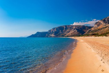 Gaeta yakınlarındaki panoramik deniz plajı manzara, Lazio, İtalya. Güzel kum plaj ve berrak mavi su. Riviera de Ulisse ünlü turistik yer. Parlak güneşli ışık ve gün batımı.