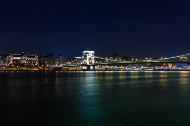 Budapeşte'nin gece manzarası. Tuna ve köprüler ile ünlü turistik panorama şehir manzarası. Macaristan, Avrupa'da seyahat ışıklı manzara.