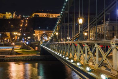 Budapeşte'nin gece manzarası. Tuna ve köprüler ile ünlü turistik panorama şehir manzarası. Macaristan, Avrupa'da seyahat ışıklı manzara.