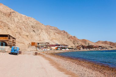 Yaz sıcağında Dahab, Sina, Mısır ve Asya 'da Kızıldeniz kıyılarındaki güneşli tatil köyü plajı. Meşhur turizm merkezi Sharm el Sheikh yakınlarındaki Blue Hole. Parlak güneşli ışık