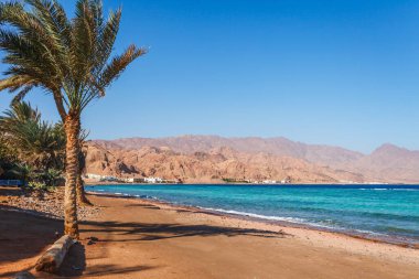 Yaz sıcağında Dahab, Sina, Mısır ve Asya 'da Kızıldeniz kıyılarındaki güneşli tatil köyü plajı. Sharm el Sheikh yakınlarında ünlü bir turizm merkezi. Parlak güneşli ışık