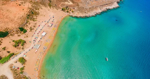 空中鳥の目の写真ドローンの写真アギアアガティビーチロードス島 ドデカネーゼ ギリシャのフェラクロス城の近く 砂浜と澄んだ青い水のパノラマ 南ヨーロッパの有名な観光地 — ストック写真