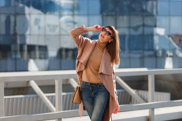 Kahverengi Ceketli Kot Pantolonlu Güneş Gözlüklü Güzel Esmer Kadın Portresi — Stok fotoğraf