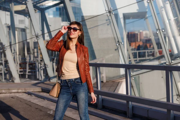 Güzel Kahverengi Ceketli Kot Pantolonlu Güneş Gözlüklü Esmer Bir Kadının — Stok fotoğraf