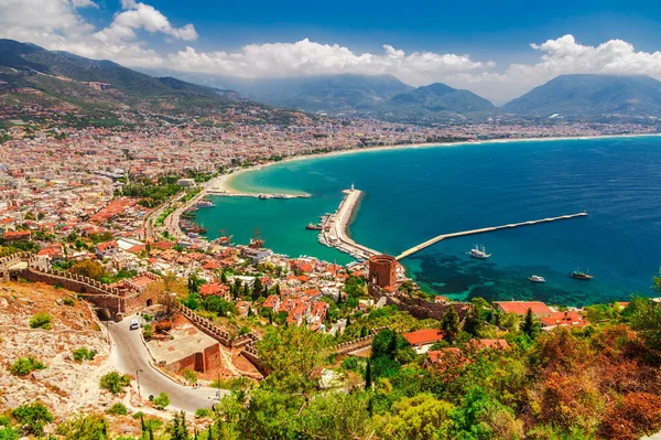 Marina ve Kızıl Kule kule Alanya Yarımadası'nda, Antalya bölgesinde, Türkiye, Asya ile manzara. Ünlü turizm yüksek dağlarla. Antik eski kale parçası. Yaz parlak gün
