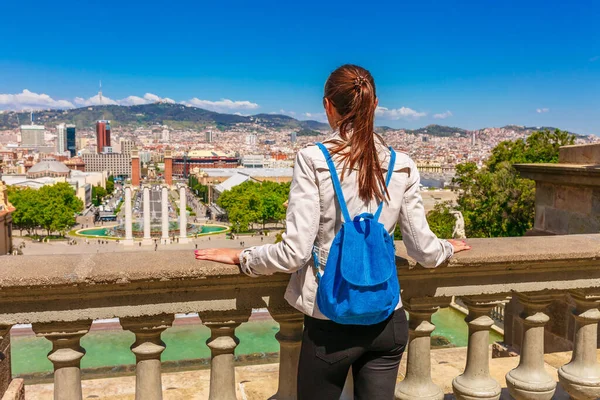 観光客の女性は 澄んだ青空と晴れた日にモンジュイックから美しいバルセロナのスカイラインに表示されます 有名な観光地カタルーニャ スペイン — ストック写真