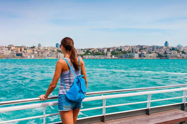 イスタンブールの若い観光客の女性 有名な観光地のパノラマの街並みボスポラス海峡チャンネル 旅行風景 ボスポラス島 トルコ ヨーロッパ アジア — ストック写真