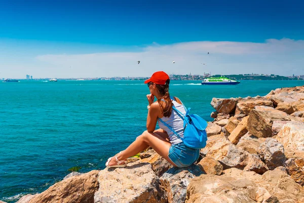 伊斯坦布尔的女观光客博斯普鲁斯海峡著名旅游胜地全景 博斯普鲁斯 土耳其 欧洲和亚洲的旅游景观 — 图库照片