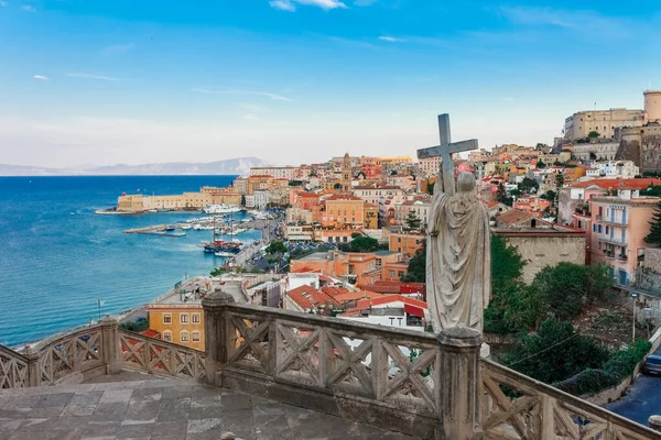 Gaeta, Lazio, İtalya ile panoramik deniz manzarası. Eski binalar, antik kiliseler, güzel kum plaj ve berrak mavi su ile doğal tarihi şehir. Riviera de Ulisse bölgesindeki ünlü turistik yer