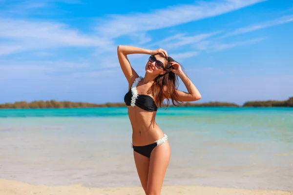 Sexig Vacker Kvinna Bikini Badkläder Och Hatt Vid Röda Havskusten — Stockfoto