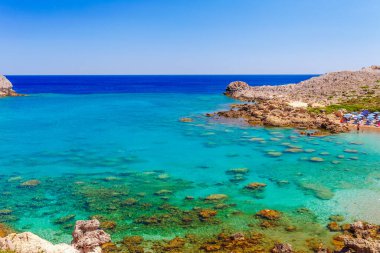 Rodos adasında Anthony Quinn körfezi yakınlarındaki Deniz skyview manzara fotoğraf Ladiko koy, Oniki, Yunanistan. Güzel kum plaj ve berrak mavi su ile Panorama. Güney Avrupa'nın ünlü turistik beldesi