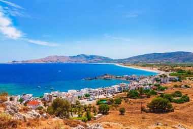 Yunanistan 'ın Dodecanese adasındaki Agia Agathi plajı yakınlarındaki Haraki kasabasındaki Feraklos şatosundan deniz manzaralı manzara fotoğrafı. Açık mavi suyu olan bir panorama. Güney Avrupa 'nın ünlü turizm beldesi