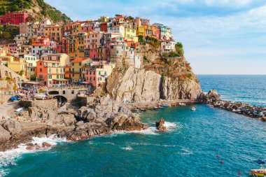 İtalya 'nın Cinque Terre kıyısındaki Manarola köyündeki deniz manzarası. Liguria 'nın La Spezia eyaletinde geleneksel evleri olan güzel bir kasaba. Ünlü turizm beldesi