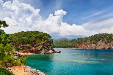 Panoramik deniz kenarı yakınındaki Kemer, Antalya, Türkiye.